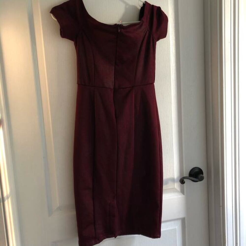 Love & Chesley Women's‎ Sheath Dress Short Sleeve Back Zip Maroon Size Medium